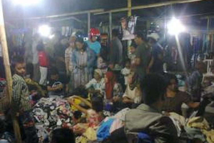 Sejumlah warga di Kabupaten Wajo, Sulawesi Selatan, berjubel memilih pakaian import 