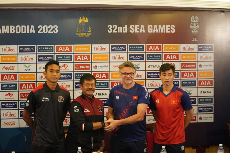 Pemain timnas U22 Indonesia, Rizky Ridho (paling kiri), bersama pelatih Indra Sjafri (kedua dari kiri) dan pelatih Vietnam dalam sesi konferensi pers menjelang laga Indonesia vs Vietnam pada semifinal sepak bola SEA Games 2023. Konferensi pers dilakukan pada Jumat (12/5/2023) siang WIB.