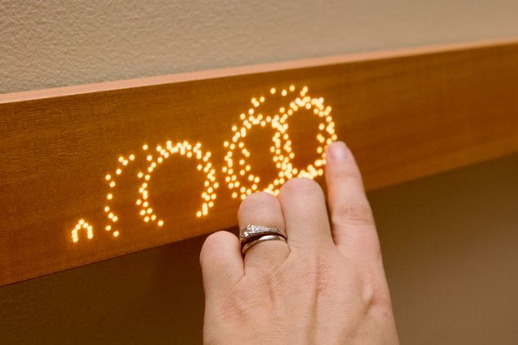 Kayu Mui Board yang bisa terima sentuhan dan gestur tangan.