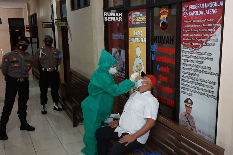 EA saat menjalani tes antigen di Mapolsek Semarang Barat, Sabtu (8/5/2021).