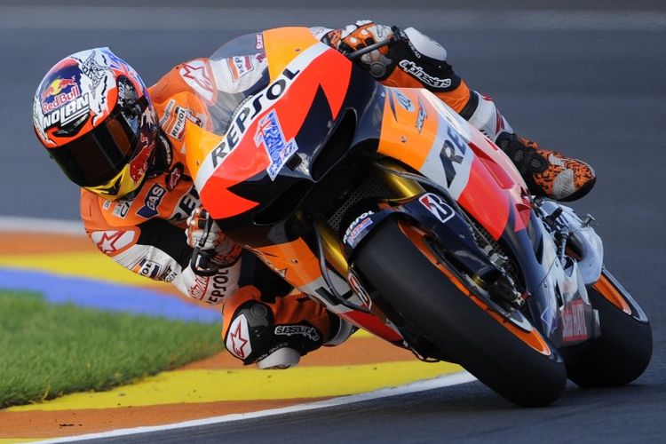 Casey Stoner saat berlaga pada MotoGP Valencia 2012. AFP PHOTO / JOSE JORDAN (Photo by JOSE JORDAN / AFP)