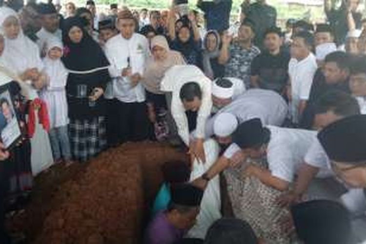 Puluhan kerabat dan keluarga mengantarJenazah Ketua KPU RI Husni Kamil Malik menuju tempat peristirahatan terakhirnya di BLAD 52 Blok AA II Unit Islam Tempat Pemakaman Umum Jeruk Purut, Jakarta Selatan, Jumat (8/7/2016).