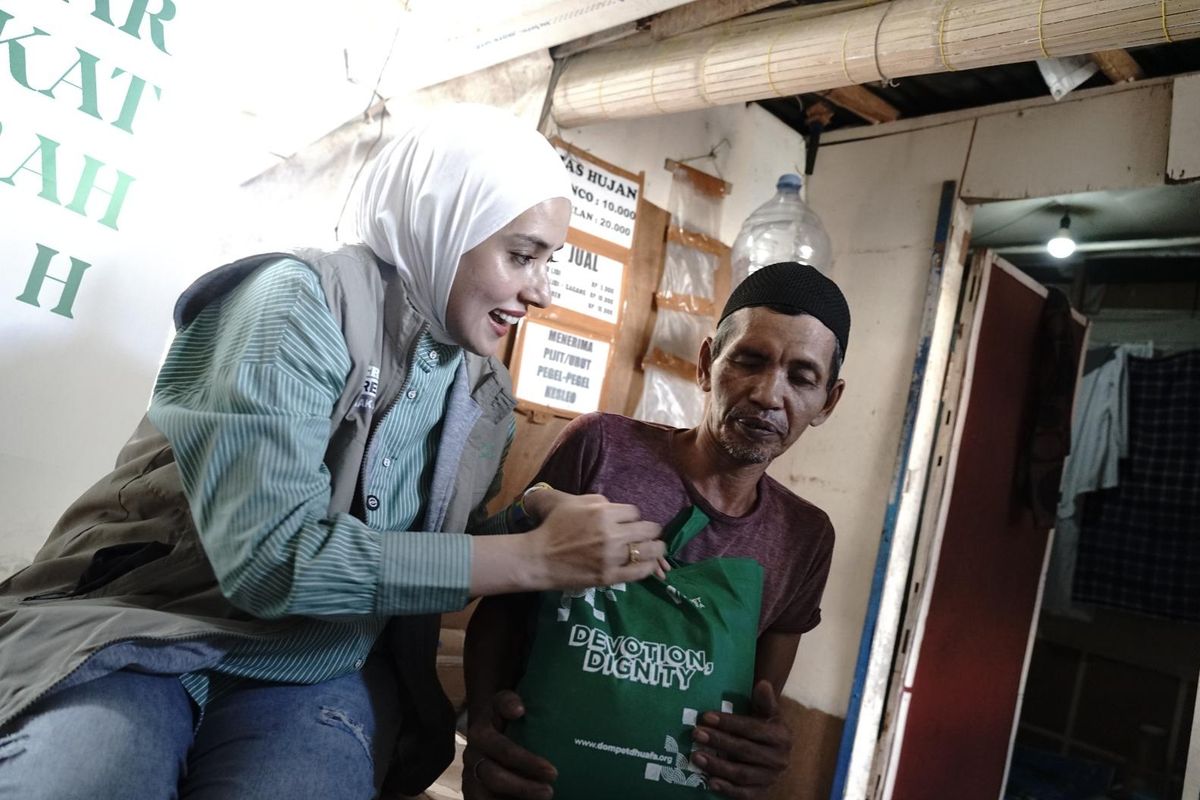 Dompet Dhuafa bersama para artis yang tergabung dalam Parfi 56 membagikan paket makanan pokok dalam program Tebar Zakat Fitrah di kawasan Tanah Kusir, Jakarta Selatan, Sabtu (29/3/2025). Dalam kegiatan tersebut kakak beradik Marcella dan Olivia Zalianty, serta Fairuz A. Rafiq membagikan 300 paket makanan pokok dalam program Tebar Zakat Fitrah Dompet Dhuafa.
