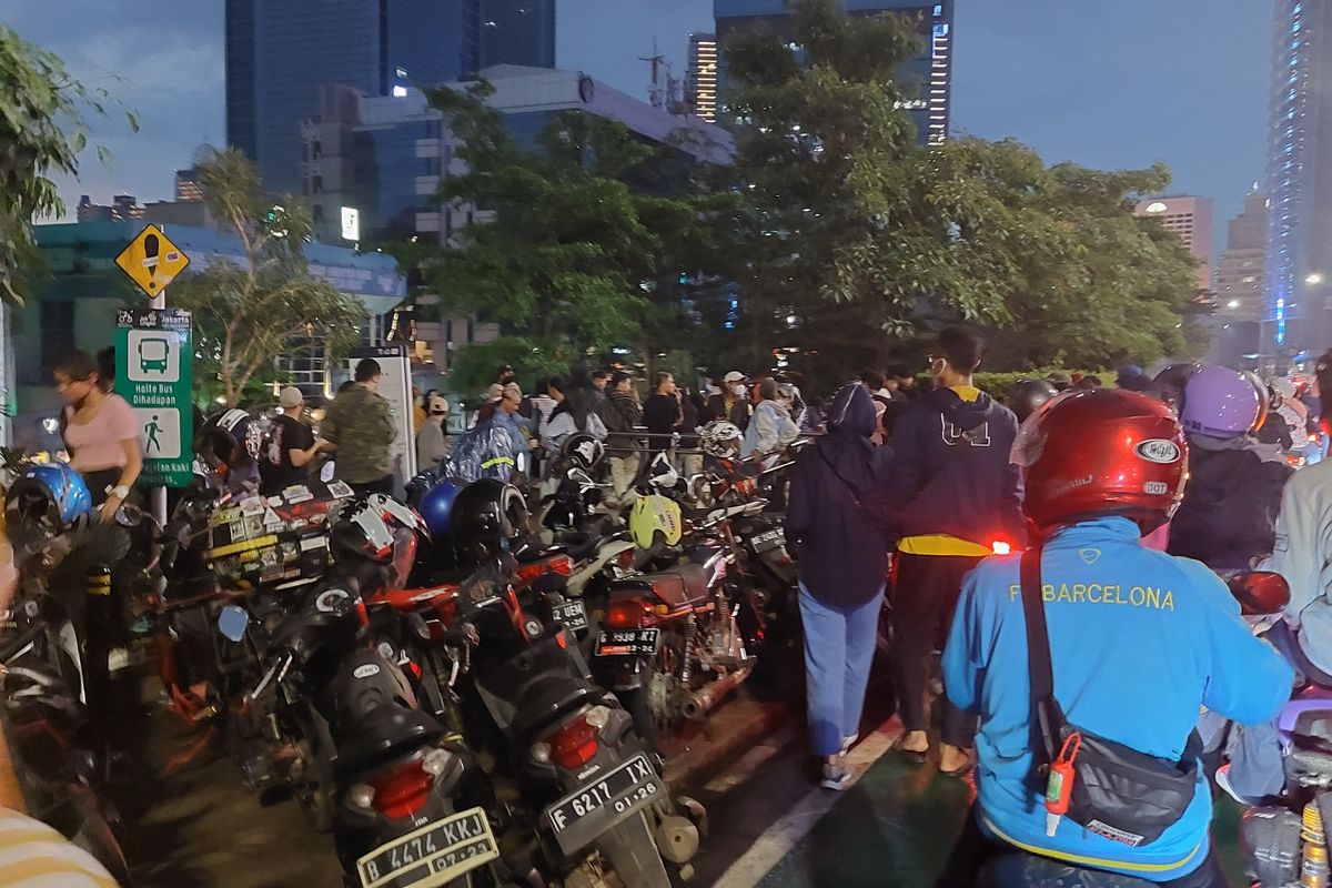 Parkir liar sepeda motor merambat di atas trotoar di Jalan Jenderal Sudirman, Jakarta, tepat saat memasuki kawasan Dukuh Atas, pada Sabtu (23/7/2022) malam. 