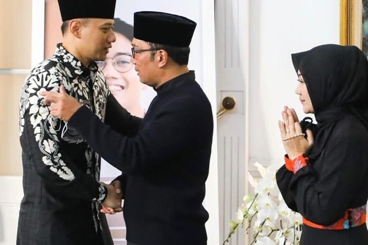 Ketua Umum Partai Demokrat Agus Harimurti Yudhoyono (AHY) mengunjungi Gubernur Jawa Barat Ridwan Kamil di Gedung Pakuan, Bandung, Jawa Barat, Rabu (8/6/2022). AHY mengatakan turut menyampaikan duka cita atas meninggalnya anak sulung Emil, Emmeril Kahn Mumtadz.