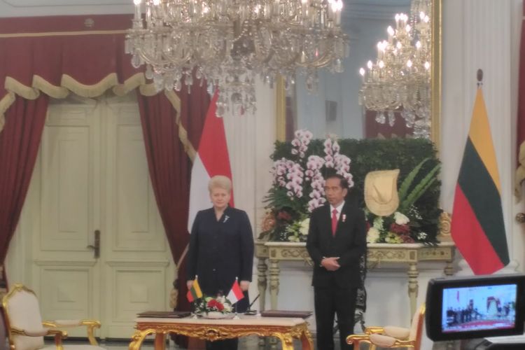 Presiden Joko Widodo dan Presiden Lithuania Dalia Grybauskaite di Istana Kepresidenan, Jakarta, Rabu (17/5/2017).