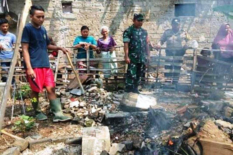 Warga bersama petugas bhabin dan babinsa membakar sarang ular kobra yang ditemukan di daerah Kampung Pasir Loa Desa Mekarwangi, Kecamatan Haurwangi, Sabtu (21/12/2019. Sebanyak 21 ular kobra muncul di perkampungan tersebut.