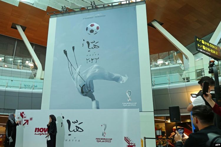 Poster resmi Piala Dunia 2022 di Qatar ditunjukkan pertama kali ke publik dalam sebuah acara di Bandara Internasional Hamad di Doha, pada 15 Juni 2022.