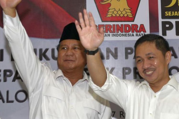 Ketua Dewan Pembina Partai Gerindra Prabowo Subianto, Presiden PKS Anis Matta, dan Ketua Umum Partai Gerindra Suhardi (kiri ke kanan) saat deklarasi dukungan PKS kepada Prabowo Subianto sebagai calon presiden di Jakarta, Sabtu (17/5/2014).