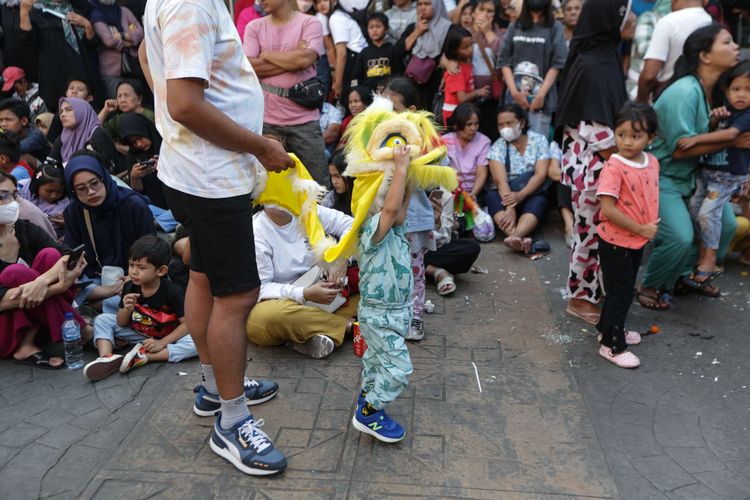 Antusias warga menyaksikan pawai seni budaya pada perayaan puncak Cap Go Meh Bogor Street Festival (CGM-BSF) 2023 di Jalan Suryakencana, Bogor Tengah, Kota Bogor, Minggu (5/2/2023). Atraksi seni budaya seperti Ogoh-ogoh dari Bali, Kendang Beleq dari Lombok, dan Bouraq dari Cirebon, Ondel-ondel Betawi, Reog Ponorogo, serta belasan pertunjukan dari sanggar kesenian dari Jawa Barat dan sekitarnya memeriahkan acara ini.