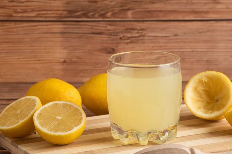 Ilustrasi air perasan lemon atau jus lemon.