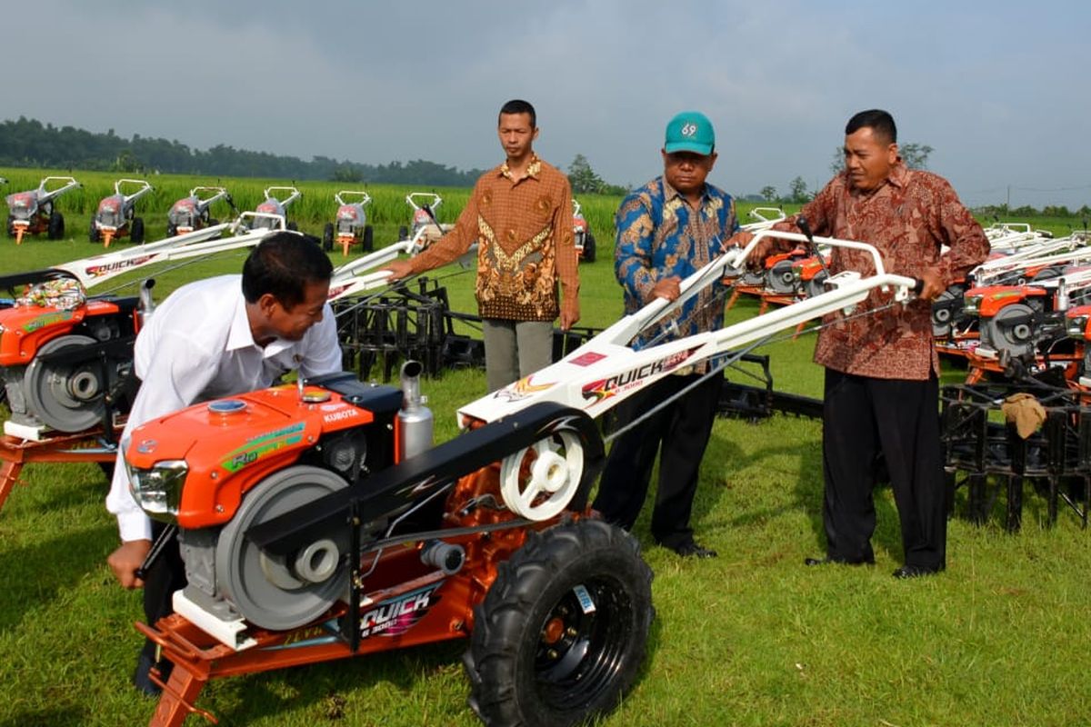 Alsintan tersebut berupa 38 unit traktor roda dua, 13 unit cultivator atau pengolah tanah, 29 unit pompa air, 15 unit power thresher (perontok padi), 7 unit corn sheller (mesin pemipil jagung), serta 1 unit dryer (pengering).