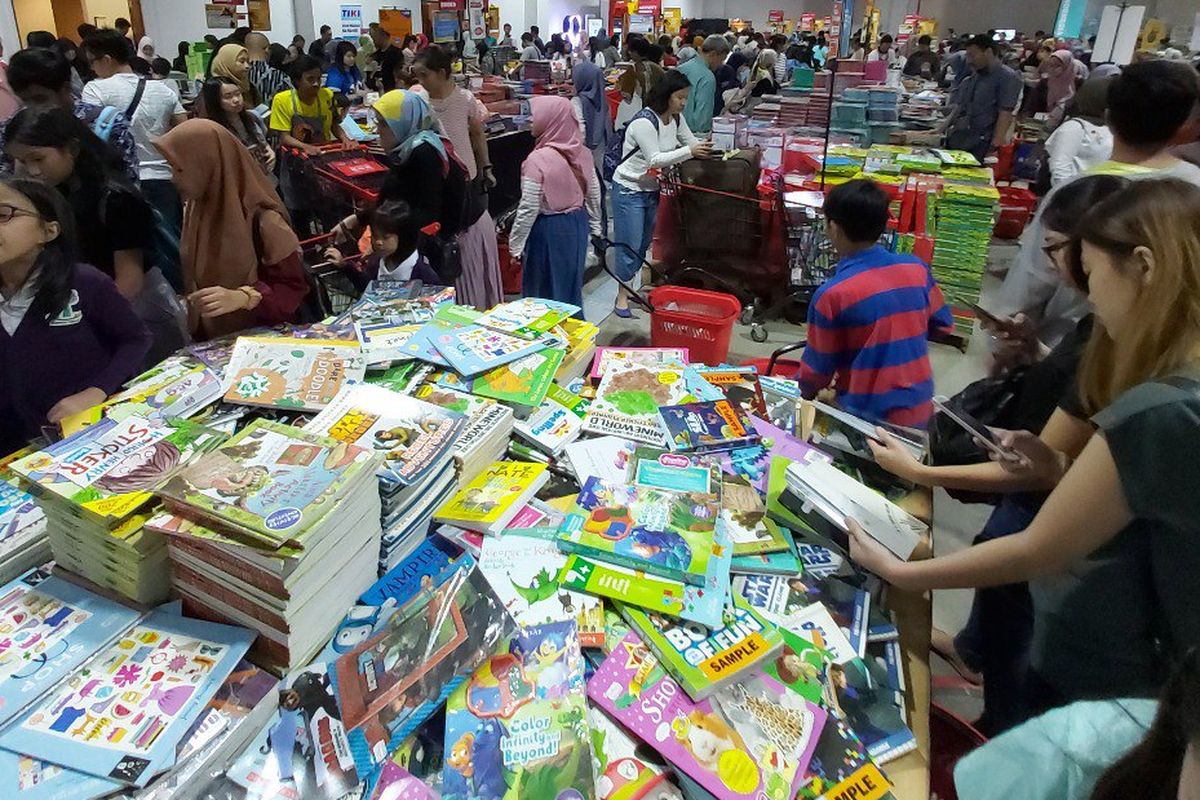 Suasana bazar buku Big Bad Wolf di Kota Baru Parahyangan, Bandung Barat. 