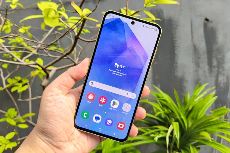 Bagian layar Galaxy A55. Ponsel ini memiliki layar Super AMOLED super lega dengan ukuran 6,6 inci. Ini lebih besar dari Galaxy A54 dengan panel serupa namun berukuran 6,4 inci. 

Animasi di layar ini terasa sangat mulus ketika dipakai untuk bernavigasi antarmenu, serta mampu menampilkan warna dengan tajam dan akurat ketika layar dipakai untuk menonton film atau membaca artikel.

Wajar saja karena layar ini memiliki refresh rate dengan angka 120 Hz serta mendukung teknologi HDR10 Plus untuk menampilkan konten dengan warna ciamik. 