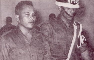 Letkol Untung (kiri), pemimpin Gerakan 30 September/PKI dibawa masuk ke dalam sidang Pengadilan Mahmillub.
