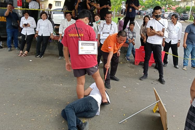 Keadaan berbalik. Sebelumnya Aditya Hasibuan berada di bawah. Setelah Ken Admiral terjatuh, giliran Aditya Hasibuan mendominasi. Aditya Hasibuan sempat meludahi dan memaki lalu menendang tubuh Ken Admiral.