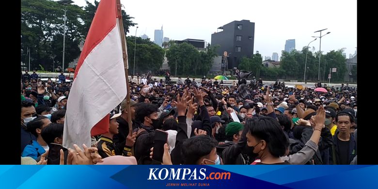 Demo di Depan Gedung DPR Ricuh, Massa Pelajar Lempari Polisi dengan Botol dan Kayu