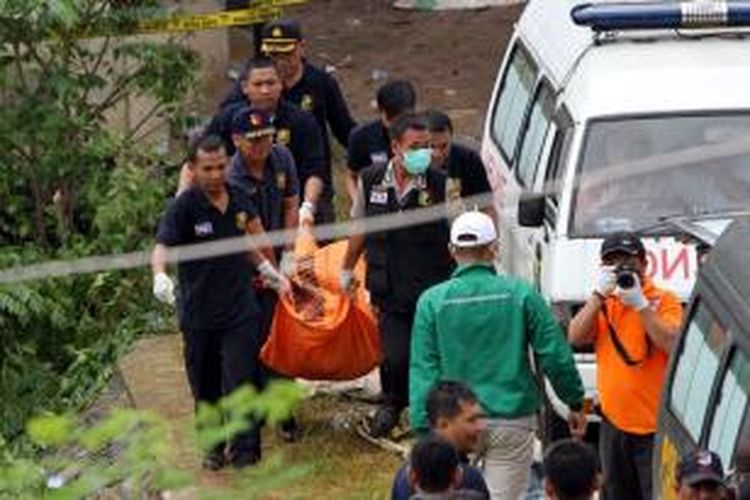 Petugas membawa salah satu jenazah terduga teroris dari lokasi penyergapan di Kampung Sawah, Ciputat, Tangerang Selatan, Rabu (1/1/2014). Densus 88 antiteror Mabes Polri menembak mati enam orang terduga teroris saat penyergapan ini.  