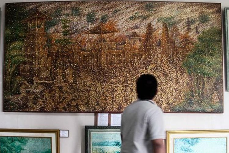 Pengunjung di depan sebuah lukisan di Museum Sidik Jari, Denpasar.