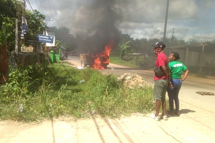 Truk yang menabrak pemuda hingga tewas dibakar massa