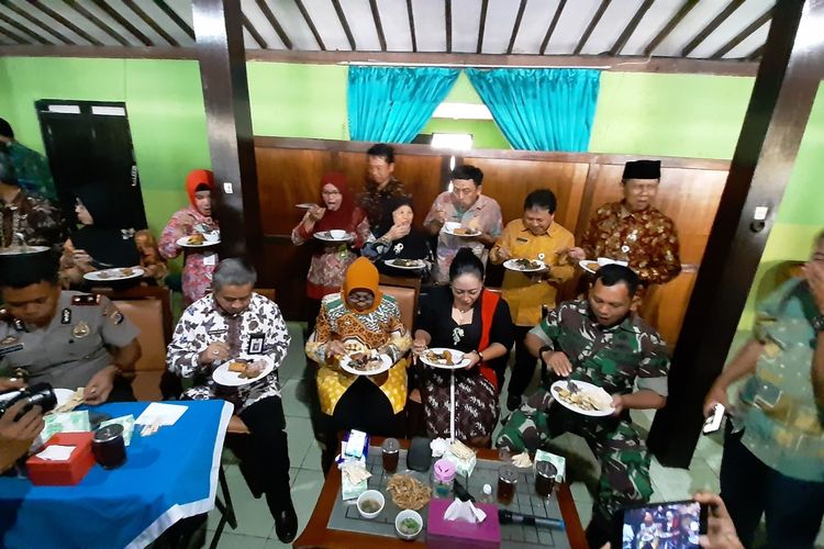 Bupati Gunungkidul Bandingah Bersama Jajaran Fokompimda, dan Kepala OPD Mengkonsumsi Olahan Daging Sapi di Desa Bedoyo, Kecamatan Ponjong Kamis (16/1/2020)