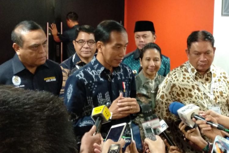 Presiden  Jokowi usai menghadiri acara wiraswasta ASN dan Pensiunan di Sentul, Bogor, Rabu (16/1/2019).