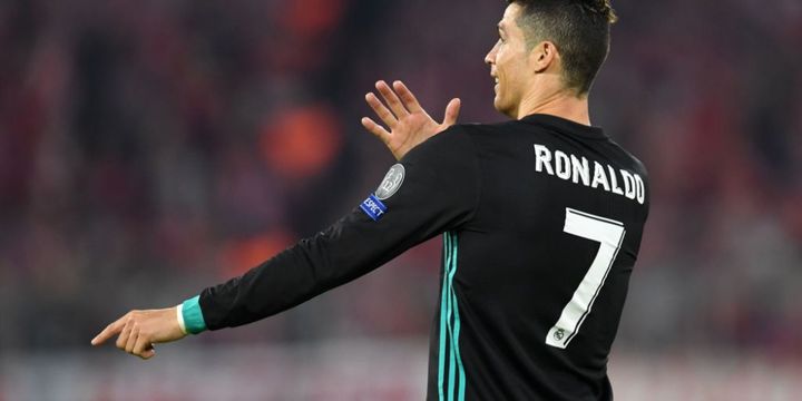 Cristiano Ronaldo meminta wasit memberikan tendangan bebas kepada Real Madrid saat menghadapi Bayern Muenchen pada semifinal Liga Champions di Allianz Arena, Rabu (25/4/2018).