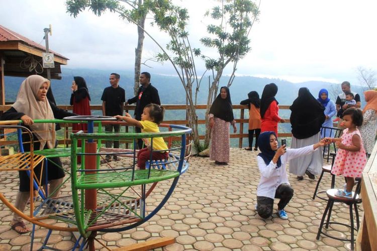 Wisatawan memadati obyek wisata Gunung Salak, Kecamatan Nisam, Kabupaten Aceh Utara, Minggu (5/5/2019)