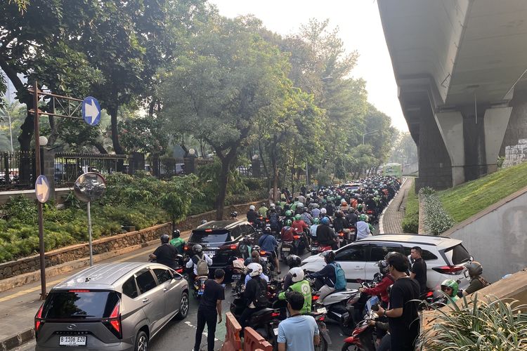 Jalan Sudirman Macet Parah Siang Ini, Ada Demo dan Rombongan Presiden Jerman Melintas