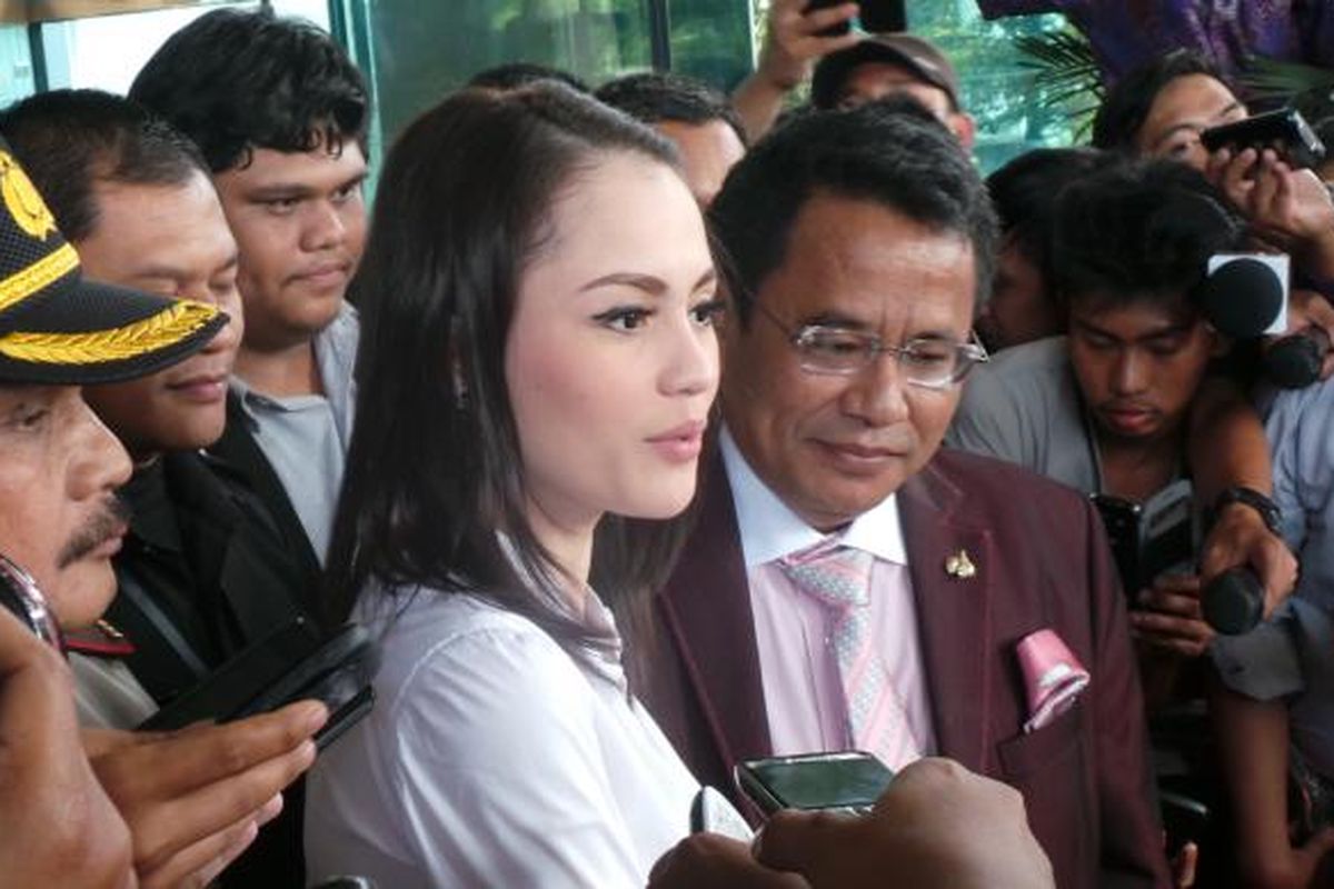 Artis Jennifer Dunn di Komisi Pemberantasan Korupsi (KPK), Jumat (14/2/2014). Jennifer telah diperiksa sebagai saksi kasus dugaan pencucian uang yang menjerat Tubagus Chaeri Wardana alias Wawan.