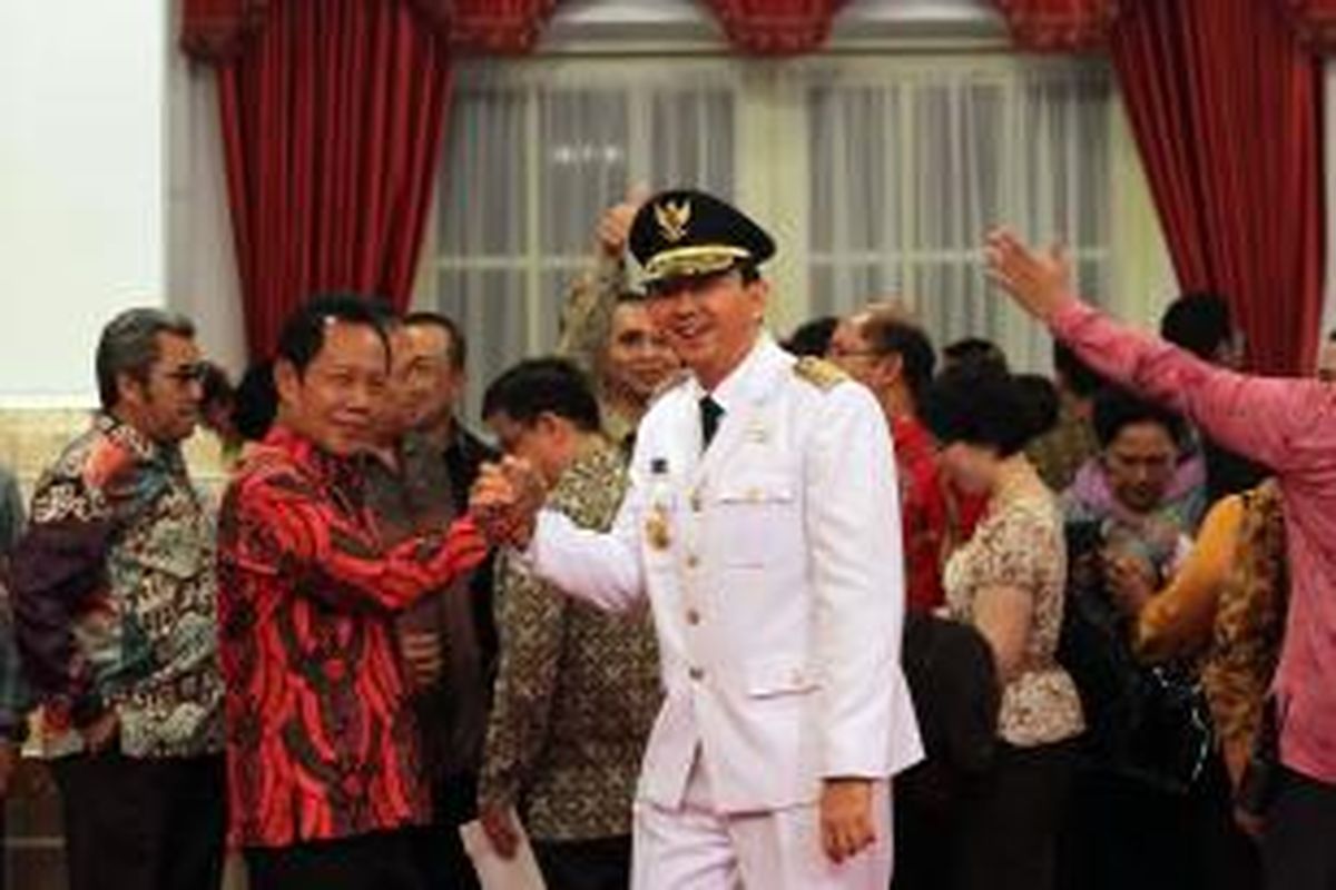 Basuki Tjahaja Purnama (kanan) bersalaman dengan mantan Gubernur DKI Jakarta Sutiyoso sebelum acara pelantikan dirinya sebagai Gubernur DKI Jakarta sisa masa jabatan 2012-2017, di Istana Negara, Jakarta, Rabu (19/11/2014). Basuki yang akrab disapa Ahok merupakan gubernur ketiga yang dilantik langsung oleh presiden setelah Ali Sadikin yang dilantik Presiden Soekarno dan Sri Sultan Hamengku Buwono X yang dilantik Presiden Susilo Bambang Yudhoyono. TRIBUNNEWS/DANY PERMANA