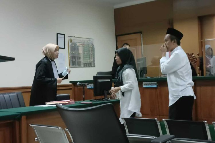 Kades Pagelaran dan suaminya saat menjalani sidang perdana kasus korupsi pengurusan sertifikat tanah untuk tambak udang di Pengadilan Tipikor Serang. Selasa (19/3/2024).