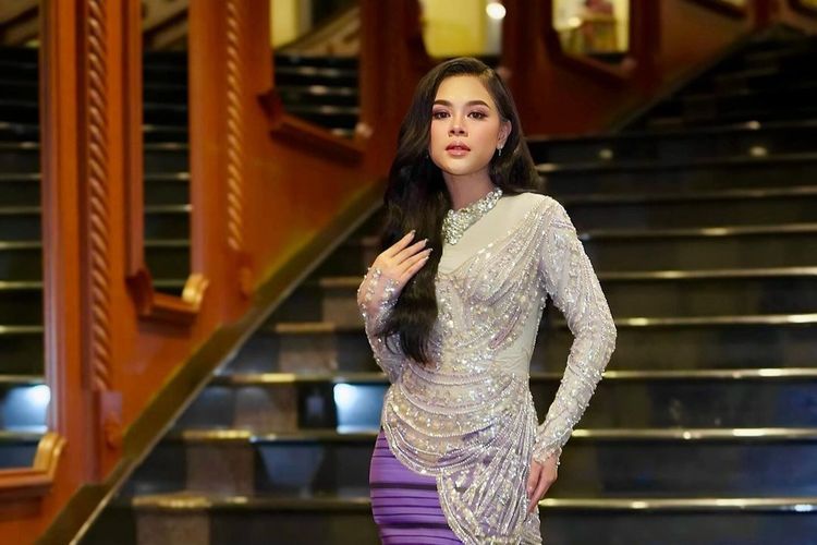 Penyanyi dangdut Melly Lee saat berada di Brunei Darussalam menghadiri pernikahan Pangeran Abdul Mateen dan Anisha Rosnah.