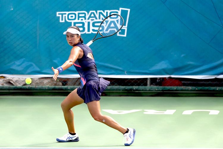 Pemain tenis lapangan Jawa Timur Aldila Sutjiadi saat berlaga di PON XX Papua 2021 di Lapangan Tenis Sian Soor Walikota, Kota Jayapura, Minggu (3/10/2021) siang. Terkini, Aldila meraih gelar juara turnamen WTA 250 di Selandia Baru, Minggu (8/1/2023).