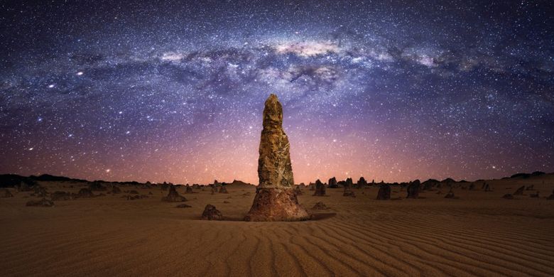 Pemandangan batu granit yang mencuat tegak di Gurun Pinnacles.