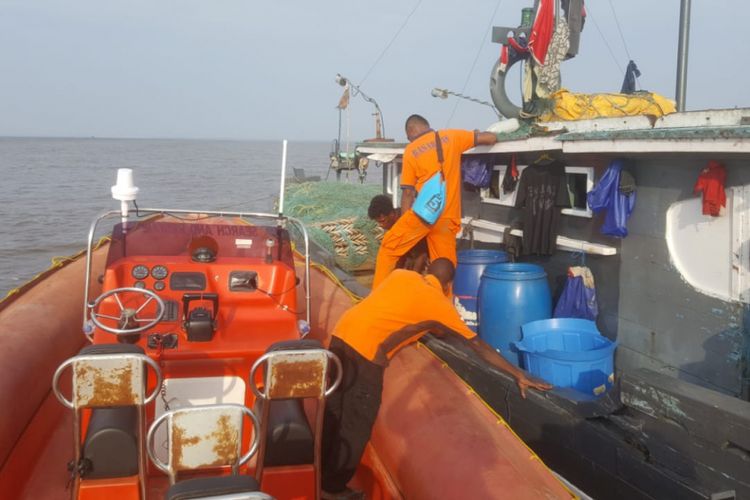 Tim SAR dari Pos Agats saat akan melakukan pencarian longboat yang hilang kontak saat dari Agats ke Kampung Bayun.