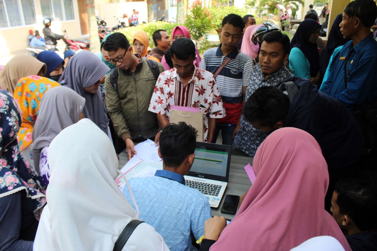 Sejumlah calon wali murid SMP melakukan verifikasi dan validasi data di Kantor Dinas Pendidikan dan Kebudayaan Kabupaten Jombang Jawa Timur, Selasa (18/6/2019).