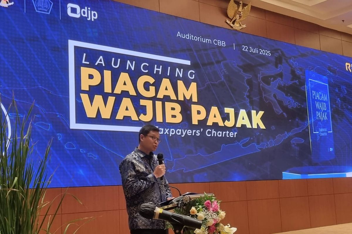Direktur Jenderal Pajak Kemenkeu Bimo Wijayanto saat acara peluncuran Piagam Wajib Pajak (Taxpayers Charter) di kantornya, Jakarta, Selasa (22/7/2025).