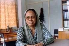 Siti Baroroh Baried, Profesor Perempuan Pertama di Indonesia