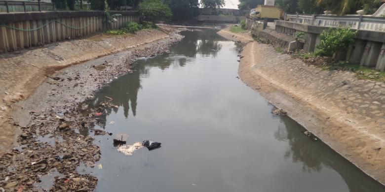 Kali Besar di depan Menara Syahbandar, Penjaringan, Jakarta Utara. Masih banyak endapan sampah rumah tangga seperti sampah plastik, pecahan piring hingga botol plastik terlihat di dasar kali, Rabu (14/9/2016)