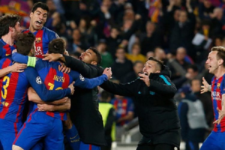 Para pemain Barcelona merayakan gol Sergio Roberto di Stadion Camp Nou yang menghentikan langkah Paris Saint-Germain di Liga Champions, Rabu (8/3/2017). 