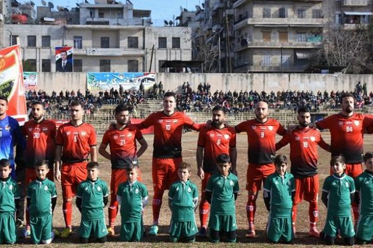 Para pemain Al Ittihad berpose sebelum laga Liga Suriah kontra Horiyah, di sebuah stadion di Aleppo, Suriah, Sabtu (28/1/2017).