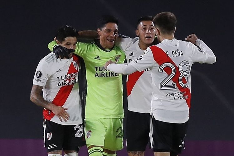 Kiper River Plate Enzo Perez dan rekan-rekan setimnya merayakan kemenangan atas Independiente Santa Fe pada laga lanjutan Grup D Copa Libertadores, Kamis (20/5/2021) pagi WIB.