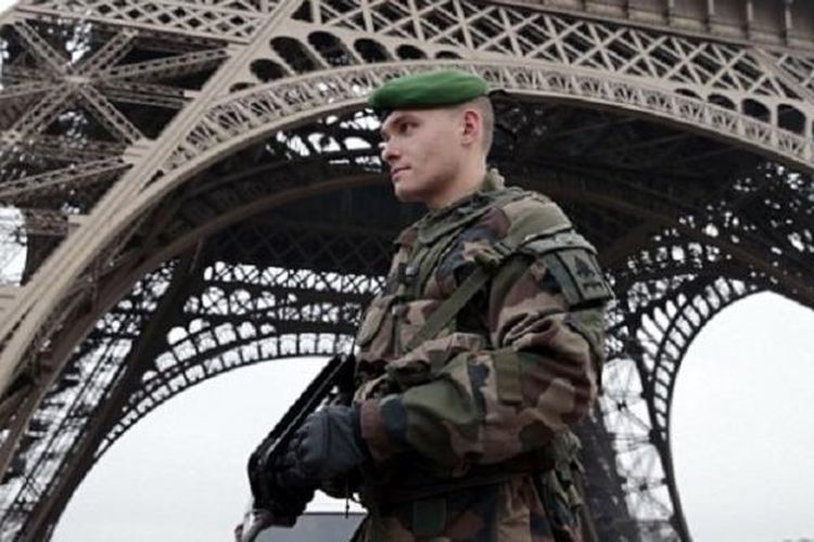 tentara perancis bersenjata lengkap bersiaga di Paris