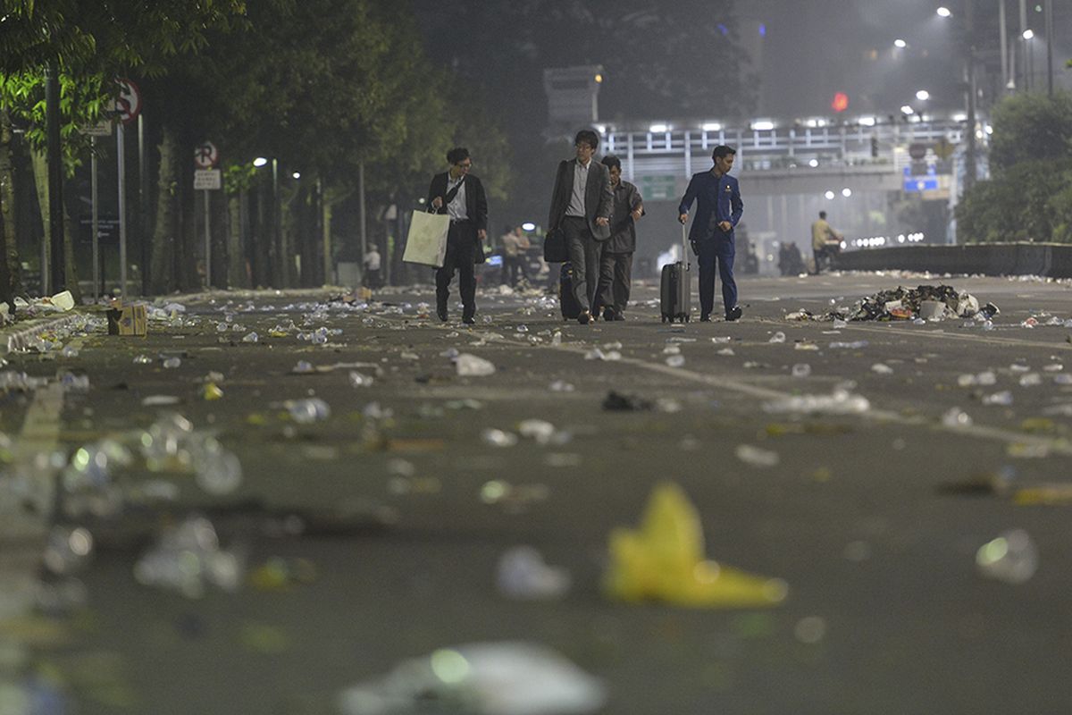 Sejumlah WNA asal Jepang melintas di Jalan MH Thamrin pasca-kericuhan Aksi 22 Mei, Jakarta, Kamis (23/5/209) dini hari. Aksi unjuk rasa berujung ricuh terkait penetapan hasil rekapitulasi suara Pemilu 2019 oleh KPU terjadi di depan Kantor Bawaslu, berlangsung dari Selasa (21/5/2019) siang dan berlanjut hingga Rabu.