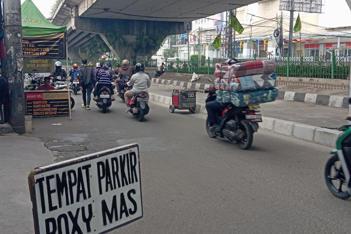 Salah satu lokasi parkir liar di seberang Roxy Mas, Cideng, Gambir Jakarta Pusat, Rabu (24/7/2024)