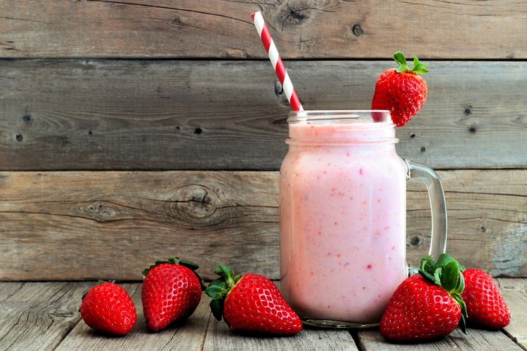 Ilustrasi jus atau smoothie stroberi.