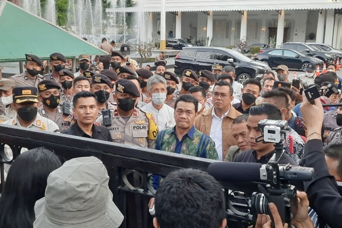 Wakil Gubernur DKI Jakarta Ahmad Riza Patria menemui massa dari Koalisi Rakyat Menolak Penggusuran (KRMP) yang melakukan aksi demonstrasi di depan Balai Kota DKI Jakarta, Gambir, Jakarta Pusat, Jumat (30/9/2022) sore.