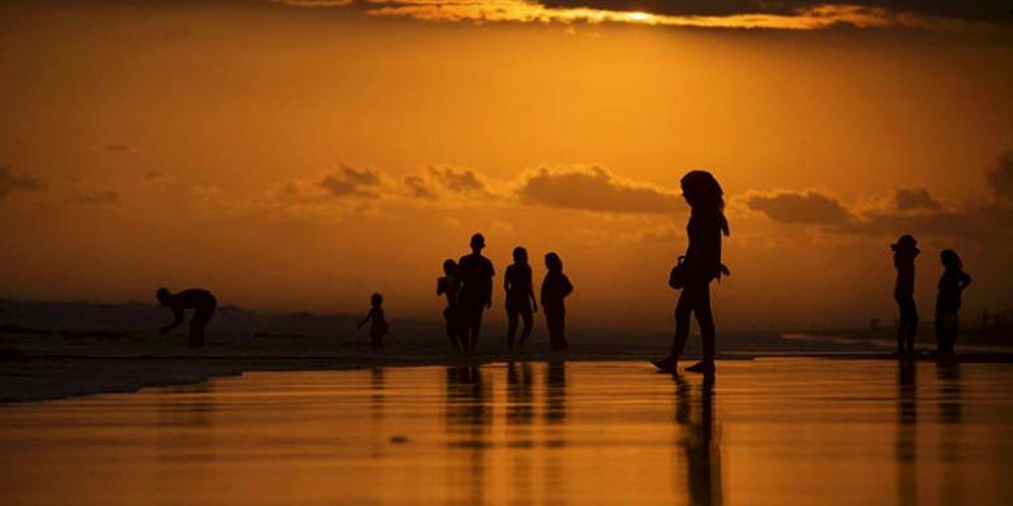 Wisatawan menikmati suasana senja di Pantai Parangtritis, Bantul, DI Yogyakarta, Kamis (11/8/2016). 