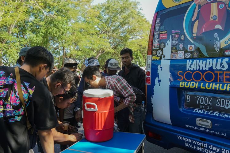 Kampus Scooter Budi Luhur rela touring jarak jauh dari Malang demi meriahkan Vespa World Days 2022 di Bali
